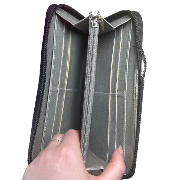 Chanel Camellia Wallet *Rehab* | Embossed Black  Lambskin Leather | Zipper - Picture 6 of 8